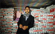 Ein Alkoholschmuggler aus dem Irak an der Grenze zum Iran. Offen ist die Vorgehensweise des Schmugglers. Ein Alkoholschmuggler aus dem Irak an der Grenze zum Iran. Offen ist die Vorgehensweise des Schmugglers.