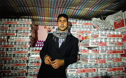 Ein Alkoholschmuggler aus dem Irak an der Grenze zum Iran. Offen ist die Vorgehensweise des Schmugglers. Ein Alkoholschmuggler aus dem Irak an der Grenze zum Iran. Offen ist die Vorgehensweise des Schmugglers.