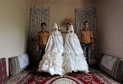 Foto: Vahid Salemi/AP/dapd Porträt einer Hochzeit im Nordosten Irans. Foto: Vahid Salemi/AP/dapd Porträt einer Hochzeit im Nordosten Irans.