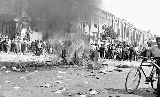 Tumulte in der iranischen Hauptstadt Teheran, nachdem Mossadegh gestürzt wurde. bild: ap Tumulte in der iranischen Hauptstadt Teheran, nachdem Mossadegh gestürzt wurde. bild: ap