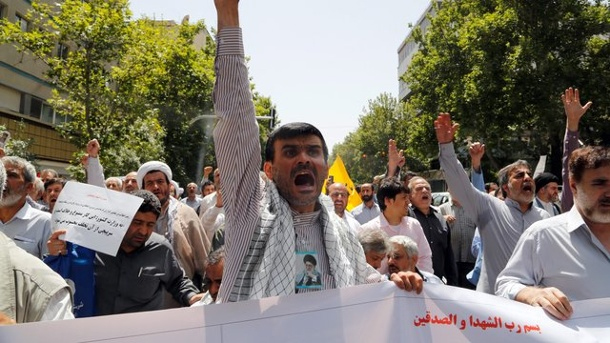 Männer protestieren in Teheran gegen die Anwesenheit von Frauen bei einem Spiel der Volleyball-Nationalmannschaft. Foto: stringer. (Quelle: dpa) Männer protestieren in Teheran gegen die Anwesenheit von Frauen bei einem Spiel der Volleyball-Nationalmannschaft. Foto: stringer. (Quelle: dpa)
