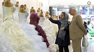 Eine iranische Frau sucht mit ihrem Vater ein Brautkleid aus. Die Scheidungsrate in dem Land liegt bei 22 Prozent und steigt weiter, elf Millionen junge Singles leben hier Foto: AFP/Getty Images Eine iranische Frau sucht mit ihrem Vater ein Brautkleid aus. Die Scheidungsrate in dem Land liegt bei 22 Prozent und steigt weiter, elf Millionen junge Singles leben hier Foto: AFP/Getty Images