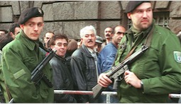 Polizeischutz vor dem Kammergericht Berlin am Tag der Urteilsverkündung nach dem Mammut-Prozess zum Mykonos-Attentat (10. April 1997) Foto: picture alliance/ASSOCIATED PRES Polizeischutz vor dem Kammergericht Berlin am Tag der Urteilsverkündung nach dem Mammut-Prozess zum Mykonos-Attentat (10. April 1997) Foto: picture alliance/ASSOCIATED PRES