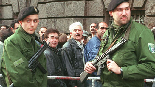 Polizeischutz vor dem Kammergericht Berlin am Tag der Urteilsverkündung nach dem Mammut-Prozess zum Mykonos-Attentat (10. April 1997) Foto: picture alliance/ASSOCIATED PRES Polizeischutz vor dem Kammergericht Berlin am Tag der Urteilsverkündung nach dem Mammut-Prozess zum Mykonos-Attentat (10. April 1997) Foto: picture alliance/ASSOCIATED PRES