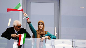 Ehemann verbietet Ehefrau Teilnahme an der Asienmeisterschaft Nicht alle dürfen mitspielen. Iranische Fans bei der Fußball-WM 2014. - Foto: Imago (Archivbild) Ehemann verbietet Ehefrau Teilnahme an der Asienmeisterschaft Nicht alle dürfen mitspielen. Iranische Fans bei der Fußball-WM 2014. - Foto: Imago (Archivbild)