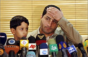 Wurde heimlich verhaftet und verurteilt: Shahram Amiri zusammen mit seinem Sohn während einer Pressekonferenz. (15. Juli 2010) (Bild: Abedin Taherkenareh) Wurde heimlich verhaftet und verurteilt: Shahram Amiri zusammen mit seinem Sohn während einer Pressekonferenz. (15. Juli 2010) (Bild: Abedin Taherkenareh)