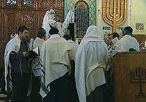 Juden in einer Synagoge in Teheran