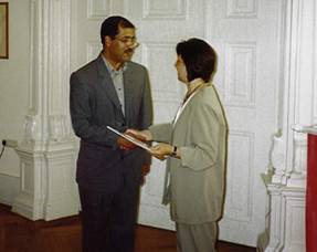 Silberne Verdienstplakette fr Behrouz Asadi auslaenderbeauftragte2.jpg
