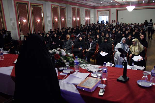 زنان را تنها  خورشید خانه  اش کردیم نه خورشید خانه و اجتماع!